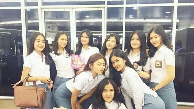 Ini Gaya Foto Andalan Anak-anak SMA Perempuan Kalau Lagi Kumpul