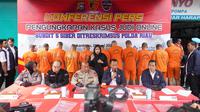 Polda Riau membongkar kasus judi online (judol) berkedok game Higgs Domino Island. Dalam kasus ini, polisi menangkap 12 orang tersangka. (Foto: Istimewa)