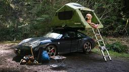 Porsche 911 pun bukan pengecualian untuk diajak berkemah. (Source: roadandtrack.com)