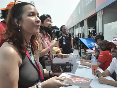 Fans meminta tanda tangan pembalap Formula E di Jakarta International E-Prix Circuit (JIEC), Ancol, Jakarta Utara, Sabtu (3/6/2023). (merdeka.com/Iqbal S. Nugroho)