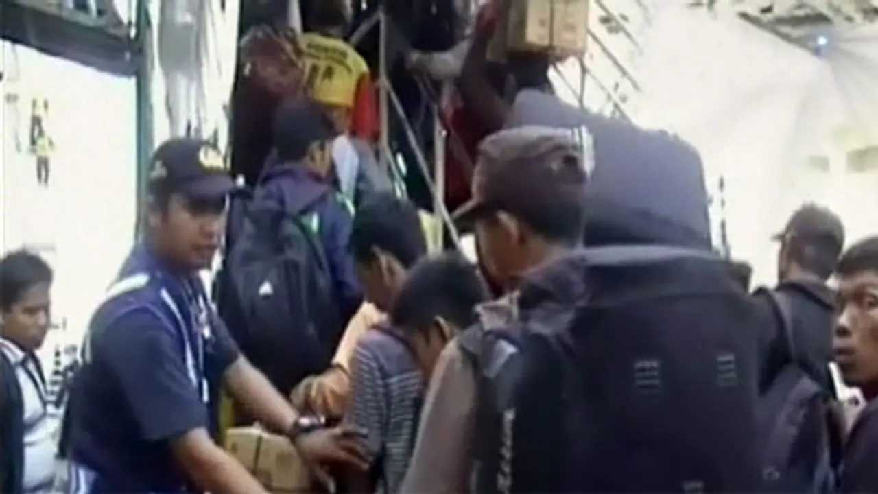 penumpang arus balik pelabuhan - Liputan6 Malam