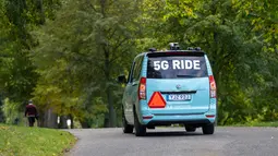 Bus listrik otonomos 5G melaju di rute sepanjang 1,5 kilometer dalam proyek uji coba selama dua pekan, yang bertujuan menggunakan teknologi pengendaraan otonomos 5G untuk solusi transportasi masa depan, di Djurgarden, Stockholm, ibu kota Swedia (30/9/2020). (Xinhua/Wei Xuechao)