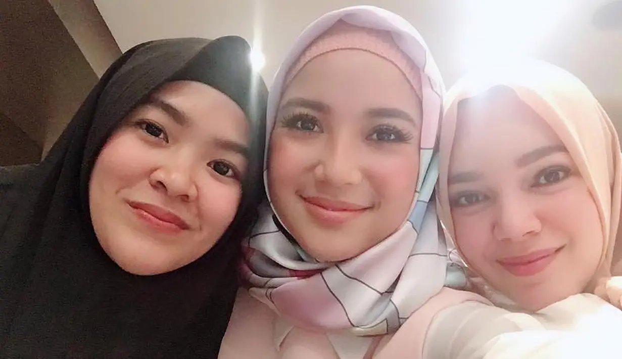 Lihat betapa anggunnya Chacha Frederica saat mengenakan hijab. Ia tampak berpose dengan dua temannya saat menghadiri sebuah acara. (Foto: instagram.com/chafrederica)