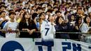 Seorang fans Tottenham Hotspur memegang jersey Son Heung-min dalam laga persahabatan pramusim melawan Newcastle di Seoul World Cup Stadium, Seoul, Korea Selatan, Minggu (03/08/2025) waktu setempat. (AFP/Anthonny Wallace)