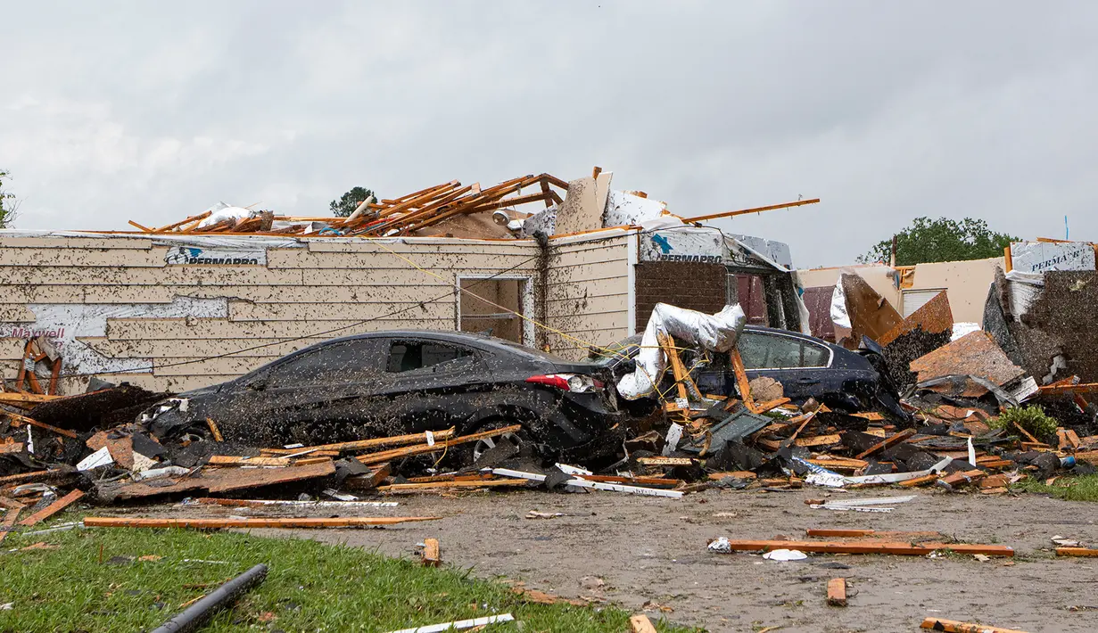 Tornado Hantam AS Saat COVID-19: Atap rumah rusak setelah tornado di Monroe, La, Minggu (12/4/2020). Badai Tornado menghantam Amerika Serikat bagian Selatan saat negara menghadapi pandemi COVID-19 yang menyebabkan kerusakan pada lingkungan dan bandara regional. (Nicolas Galindo/The News-Star via AP)
