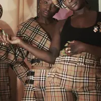 Koleksi kolaborasi antara Burberry dan Vivienne Westwood untuk membantu kampanye Cool Earth. Sumber foto: PR.