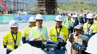 Presiden Joko Widodo atau Jokowi saat meninjau pembangunan smelter PT Amman Mineral Nusa Tenggara (AMNT) di Kabupaten Sumbawa Barat, Provinsi Nusa Tenggara Barat (NTB). (Foto: Biro Pers Sekretariat Presiden)