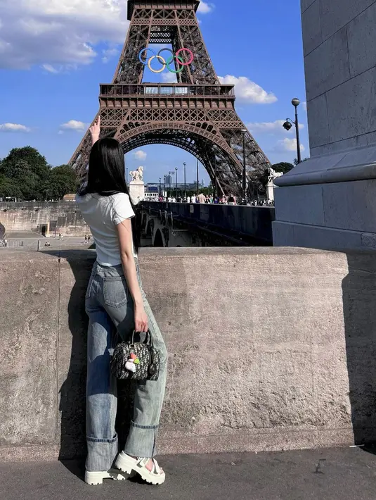 Jisoo BLACKPINK mengakhiri tampilannya dengan Dioract Platform Sandal seharga Rp20,4 jutaan [@sooyaaa__]