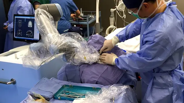 Operasi robotik