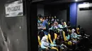 Anak-anak Panti Asuhan Rumah Amalia mencoba 5D Cinema saat mengikuti wisata edukasi di wahana Skyworld TMII, Jakarta, Minggu (25/8/2019). Kegiatan tersebut untuk mengenalkan dunia antariksa sejak dini kepada anak-anak. (Liputan6.com/Faizal Fanani)