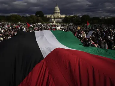 Orang-orang berbaris menuju Gedung Kongres AS dalam pawai pro-Palestina yang menyerukan gencatan senjata di Gaza, Sabtu, 21 Oktober 2023, di Washington. (AP Photo/Andrew Harnik)