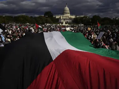 Orang-orang berbaris menuju Gedung Kongres AS dalam pawai pro-Palestina yang menyerukan gencatan senjata di Gaza, Sabtu, 21 Oktober 2023, di Washington. (AP Photo/Andrew Harnik)