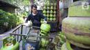 Pekerja menata tabung gas 3 kilogram saat distribusi di kawasan Jakarta, Senin (13/6/2022). PT Pertamina (Persero) menerima tambahan belanja subsidi bahan bakar minyak (BBM) dan liquefied petroleum gas (LPG) sebesar Rp235 miliar. Dengan tambahan itu, maka BBM jenis Pertalite dan Gas LPG 3 Kg dipastikan tidak akan naik. (Liputan6.com/Angga Yuniar)