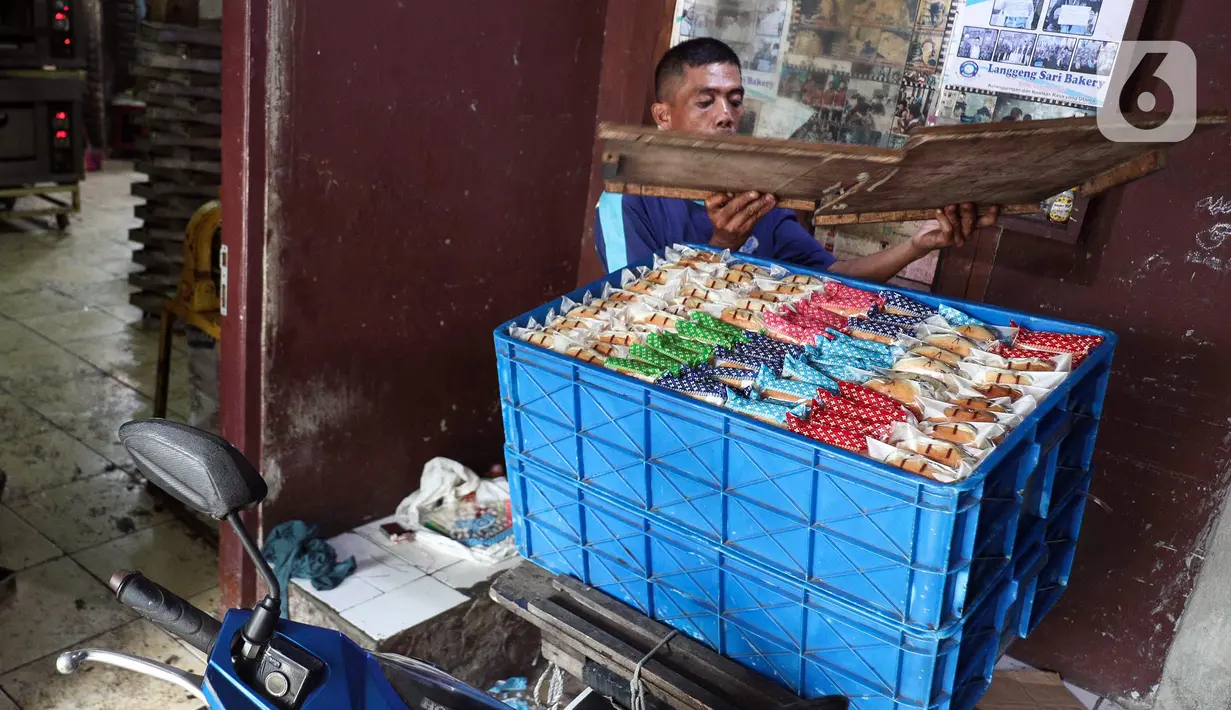Pekerja bersiap melakukan pengiriman roti di industri roti rumahan Langgeng Sari di kawasan Pejompongan, Jakarta, Selasa (6/9/2022). Industri roti rumahan Langgeng Sari mengurangi produksi hingga 50 persen dari 4.000 menjadi 2.000 per hari untuk menekan biaya. (Liputan6.com/Herman Zakharia)
