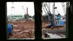 Pekerja menyelesaikan pembangunan proyek Rumah Susun Pasar Rumput di Manggarai, Jakarta, Jumat (21/7). Sebanyak 12 pasar tradisional di Jakarta akan diubah menjadi pasar modern. (Liputan6.com/Immanuel Antonius)