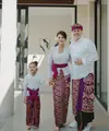 Farah Quinn bersama suaminya, Charles Jost dan Putrinya, Amaira kompak mengenakan pakaian serba putih dan kain khas Bali warna emas keunguan sebagai bawahan saat berada di Bali (@farahquinnofficial)