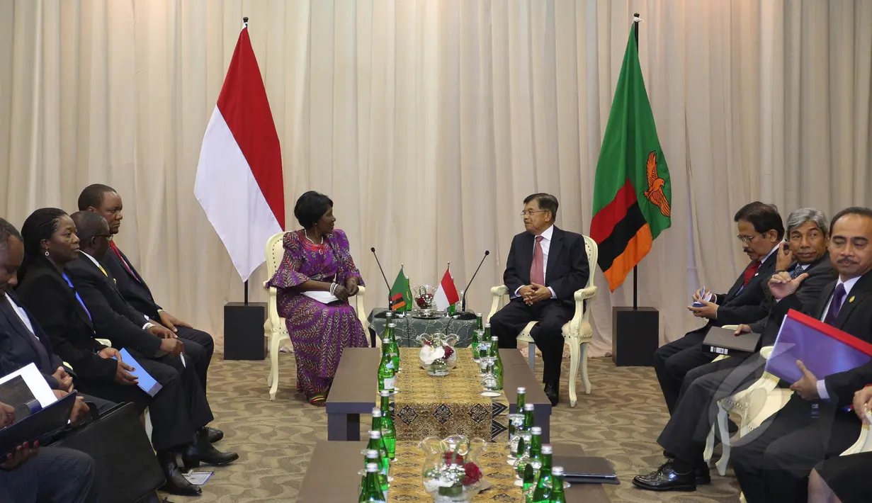 Wakil Presiden Jusuf Kalla (kanan) menerima Wakil Presiden Zambia Inonge Wina (kiri) saat pertemuan bilateral antara Indonesia dengan Zambia dalam rangkaian KTT Asia-Afrika di JCC Jakarta, Selasa (21/4/2015). (Liputan6.com/Herman Zakharia)