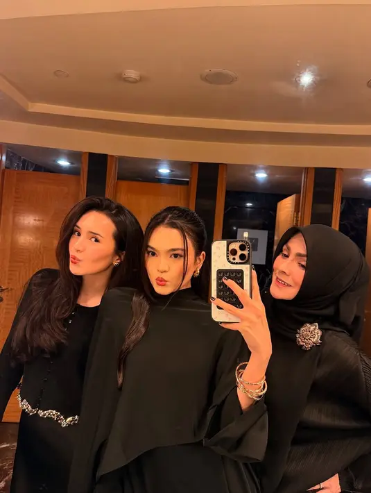 Momen bahagia ini diabadikan dalam beberapa foto yang memperlihatkan keakraban keluarga. Semua anggota keluarga tampil kompak dengan busana serba hitam, menciptakan kesan elegan dalam setiap jepretan. Linda sendiri tampak begitu berseri-seri saat berpose dengan kue ulang tahunnya, menikmati kebersamaan di hari spesialnya. (Liputan6.com/IG/@linda_darmawan03)