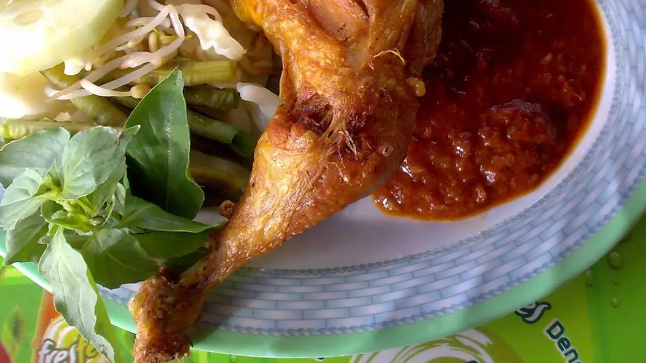 [Bintang] Editor Says: Ketika Nikmat Pecel Ayam Terukur dari Sambal