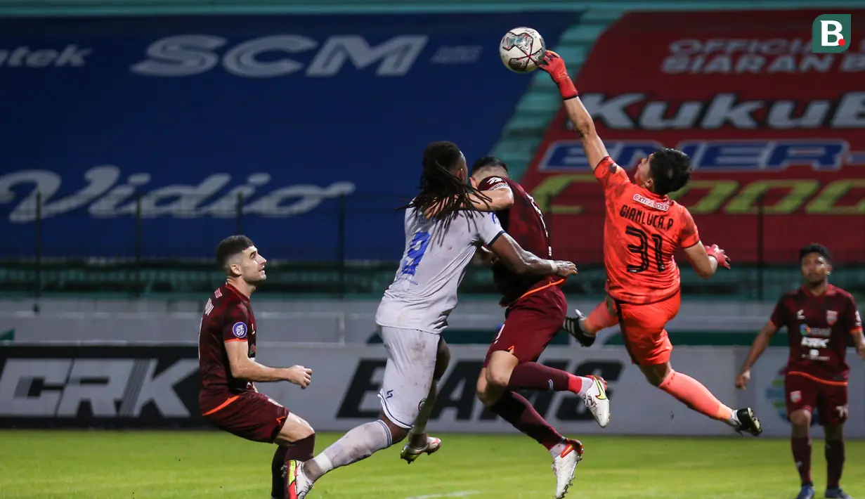 di menit 66, Fortes bisa memecah kebuntuan. Bermula dari tendangan bebas pemain Arema, bola sempat ditepis kiper Borneo FC, Gianluca Pandeynuwu. (Bola.com/Bagaskara Lazuardi)