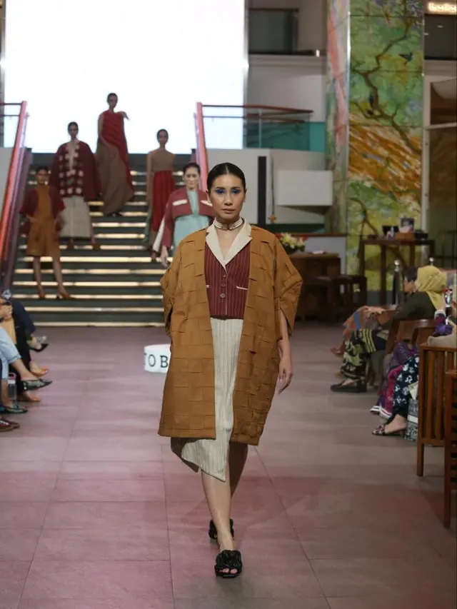 Kreasi Seni Pahat Batak dalam Koleksi Teranyar Tobatenun ‘Kayu dan Kosmos’