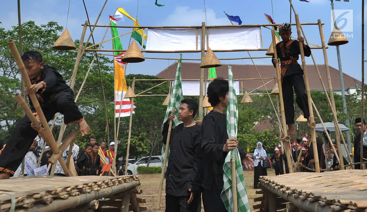 Siswa Sekolah Dasar (SD) mengikuti lomba permainan tradisional egrang di Lapangan Plaza Pemkab Bekasi, Kamis (15/8/2019). Kegiatan yang diikuti perwakilan SD dari 24 Kecamatan se-Kabupaten Bekasi ini dalam rangka menyambut HUT ke-69 Kabupaten Bekasi dan HUT ke-74 RI. (merdeka.com/Arie Basuki)