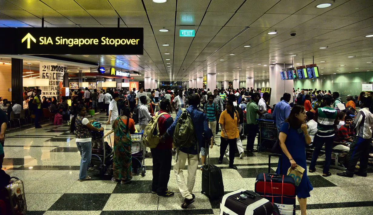 <p>Sejumlah jadwal penerbangan di bandara yang sibuk itu tertunda akibat terjadi kebakaran kecil di salah satu terminal, Singapura, Selasa (16/5). (AFP/ TOH TING WEI)</p>