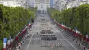 Parade militer memeriahkan peringatan Bastile Days 2014 di sepanjang jalan Champs Elysees di Paris, Perancis, (14/7/2014). (REUTERS/Thomas Samson/Pool)