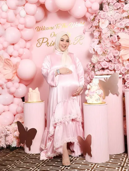 Syahrini padukan OOTD bumil terakhir dengan hijab dan flatshoes transparan berwarna nude [@princessyahrini]