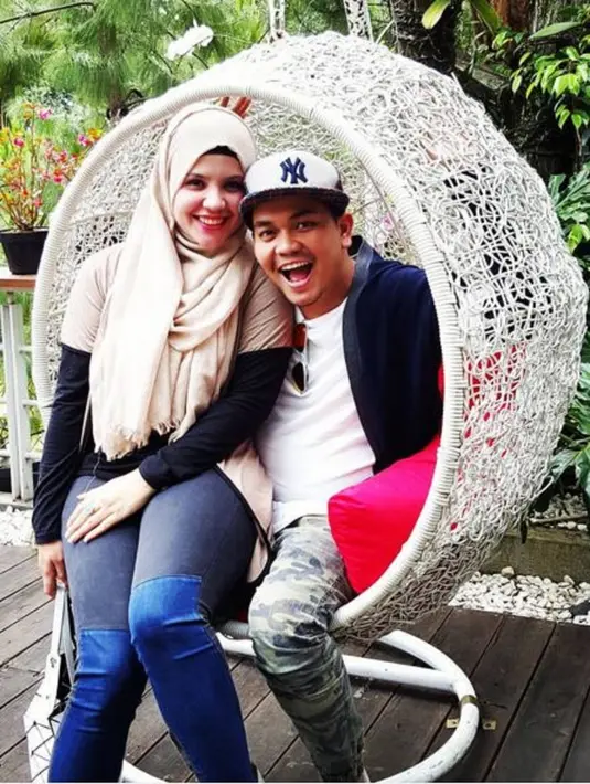 Tidak main-main, presenter ini lantas melamar Dila di De La Rosa, Kemang, Jakarta, Sabtu 14 November 2009. Bekti memberikan cincin sebagai pengikat gelang dan kalung emas putih 14 karat dengan liontin berinisial ID. (Bintang.com/Instagram)