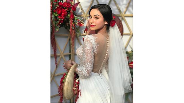 Nora terlihat cantik dengan gaun pengantin berwarna putih, bak ratu.