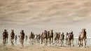 Robot joki mengendalikan unta dalam ajang balap unta saat  Festival Moreeb Dune 2019 di gurun Liwa, Abu Dhabi, Selasa (1/1). Festival ini juga menyelenggarakan berbagai balapan termasuk mobil, sepeda, elang, unta dan kuda. (KARIM SAHIB / AFP)
