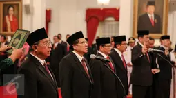 Lima menteri baru dan satu Sekretaris Kabinet saat pengambilan sumpah jabatan di Istana Negara, Jakarta, Rabu (12/8/2015). Presiden Jokowi  me-reshuffle sejumlah menteri Kabinet Kerja sekaligus melantik menteri baru. (Liputan6.com/Faizal Fanani)