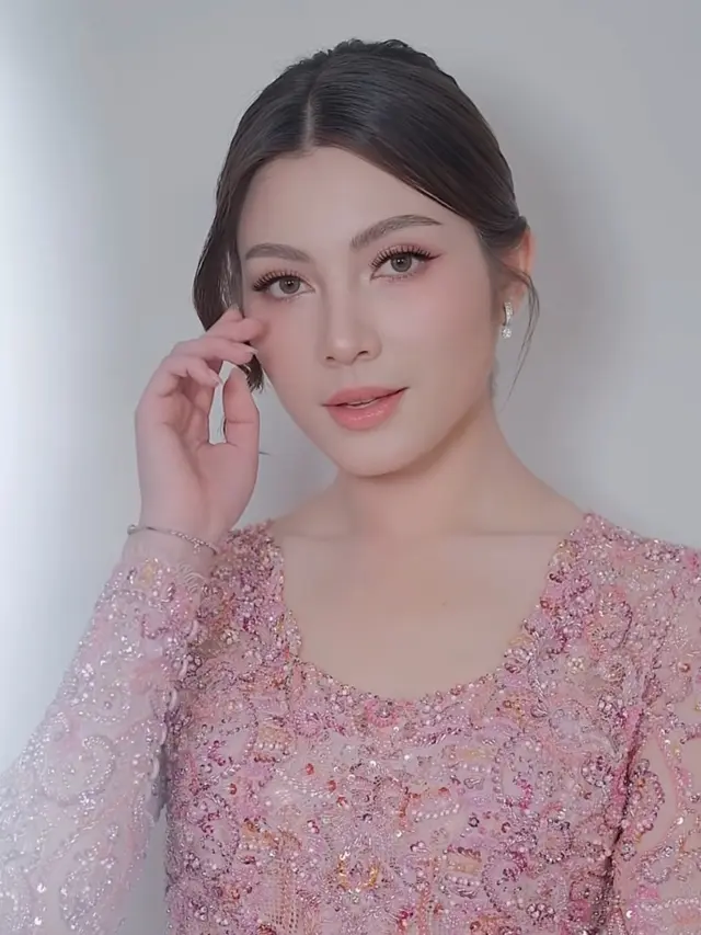Haviza Devi saat Tunangan dengan Harris Vriza di Medan. [@yulia_yang_mua]