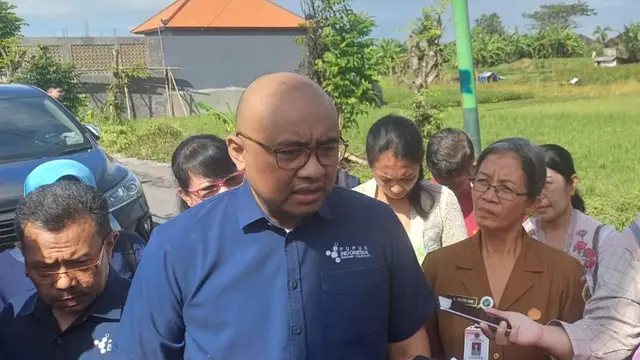 Direktur Transformasi Bisnis PT Pupuk Indonesia (Persero), Panji Winanteya Ruky saat berkunjung ke kios pupuk subsidi di Desa Temase, Kabupaten Gianyar, Bali, Senin (3/7/2023). (Maulandy/Liputan6.com)