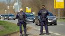 Aparat kepolisian berjaga di perlintasan antar negara di Kleve, Jerman barat, dekat perbatasan Belanda, Senin (18/3). Perburuan besar-besaran dilakukan aparat keamanan Belanda terhadap Gokmen Tanis, pelaku penembakan di Utrecht. (Guido SCHULMANN/dpa/AFP)