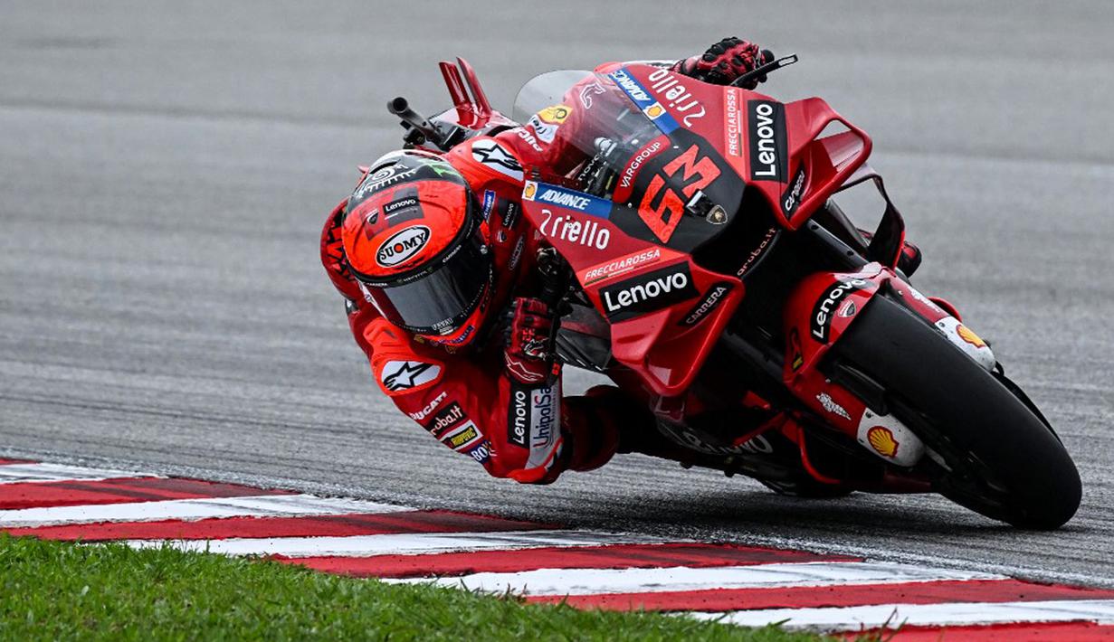 Pembalap Ducati Lenovo Francesco Bagnaia saat balapan MotoGP Malaysia 2022 di Sirkuit Internasional Sepang, Sepang, Malaysia, Minggu (23/10/2022). Francesco Bagnaia sukses menjadi juara MotoGP Malaysia 2022 disusul Enea Bastianini dan Fabio Quartararo. (MOHD RASFAN/AFP)