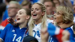 Para suporter cantik Islandia berteriak memberi semangat timnas Islandia saat melawan timnas Perancis dalam Perempat Final Piala Eropa 2016 di Stade de France, Prancis, (3/7).  (Reuters/Carl Recine)