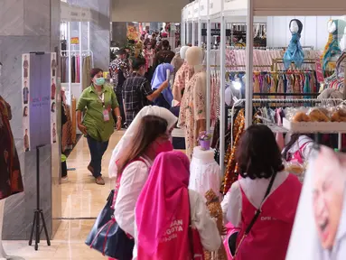 Suasana bazar Ramadhan Persatuan Istri Anggota di Lobby Nusantara III, Kompleks Parlemen MPR/DPR-DPD, Senayan, Jakarta, Selasa (19/4/2022). Bazar Ramadhan menampilkan berbagai produk UMKM binaan seperti Kaus, kebaya, batik, aksesoris, busana muslim hingga makanan kemasan. (Liputan6.com/Angga Yuniar)