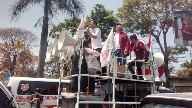 Nampak beberapa korlap aksi tengah menyemangati ribuan pelajar SMK/SMA di Garut, Jawa Barat lebih memilih bolos daripada mengikuti jam pelajaran di sekolah
