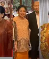 Iriana Jokowi, Titiek Soeharto, Annisa Yudhoyono jadi dua sosok yang terlihat seliweran di acara Inacraft. Penampilan ketiganya nampak mencuri perhatian dengan busana etnik serba orange [@iriana_jkw_ @titiek.soeharto @barry_irawan]