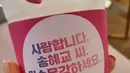 Di truk kopi yang dikirim, Yoo Ah In juga menuliskan pesan berbunyi, “Cinta untuk Ms. Song Hye Kyo. Panjang umur," kata aktor yang memiliki nama asli Uhm Hong Sik itu. (Foto: Instagram/kyo1122)