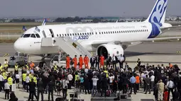 Sejumlah orang menyambut keberhasilan penerbangan perdana pesawat jet penumpang Airbus A320neo di Colomiers, Toulouse, Perancis, (25/9/2014). (REUTERS/Regis Duvignau)