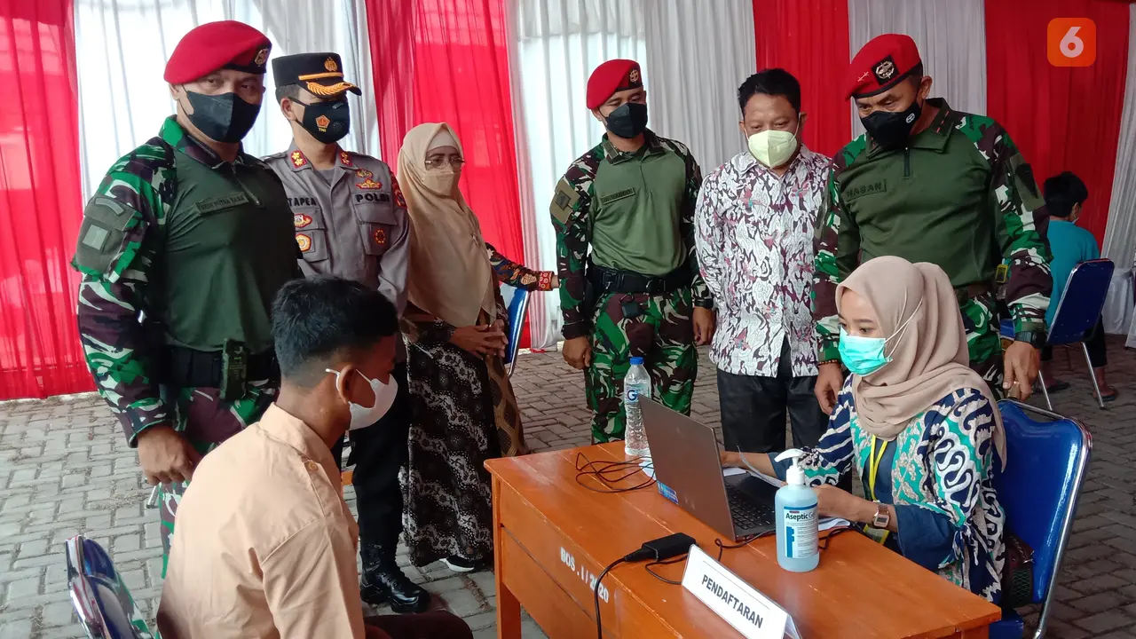Danjen Kopassus, Mayjen Mohammad Hasan Pantau Vaksinasi Covid-19 Di SMPN 25 Kota Serang, Banten. (Jumat. 05/11/2021). (Liputan6.com/Yandhi Deslatama).