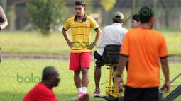 Andik Vermansah bersantai di sela-sela pengambilan gambar untuk iklan tim Selangor FA di Stadion Mini, Shah Alam, Selangor, Malaysia, Rabu (27/01/2016). (Bola.com/Nicklas Hanoatubun)