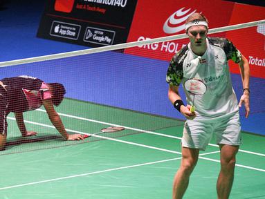 Wakil tunggal putra Indonesia Anthony Sinisuka Ginting (kiri) harus mengakui keunggulan tunggal putra Denmark Viktor Axelsen dalam pertandingan semifinal Kejuaraan Dunia Bulutangkis 2022, Jumat (26/08/2022). (AFP/Richard A. Brooks)