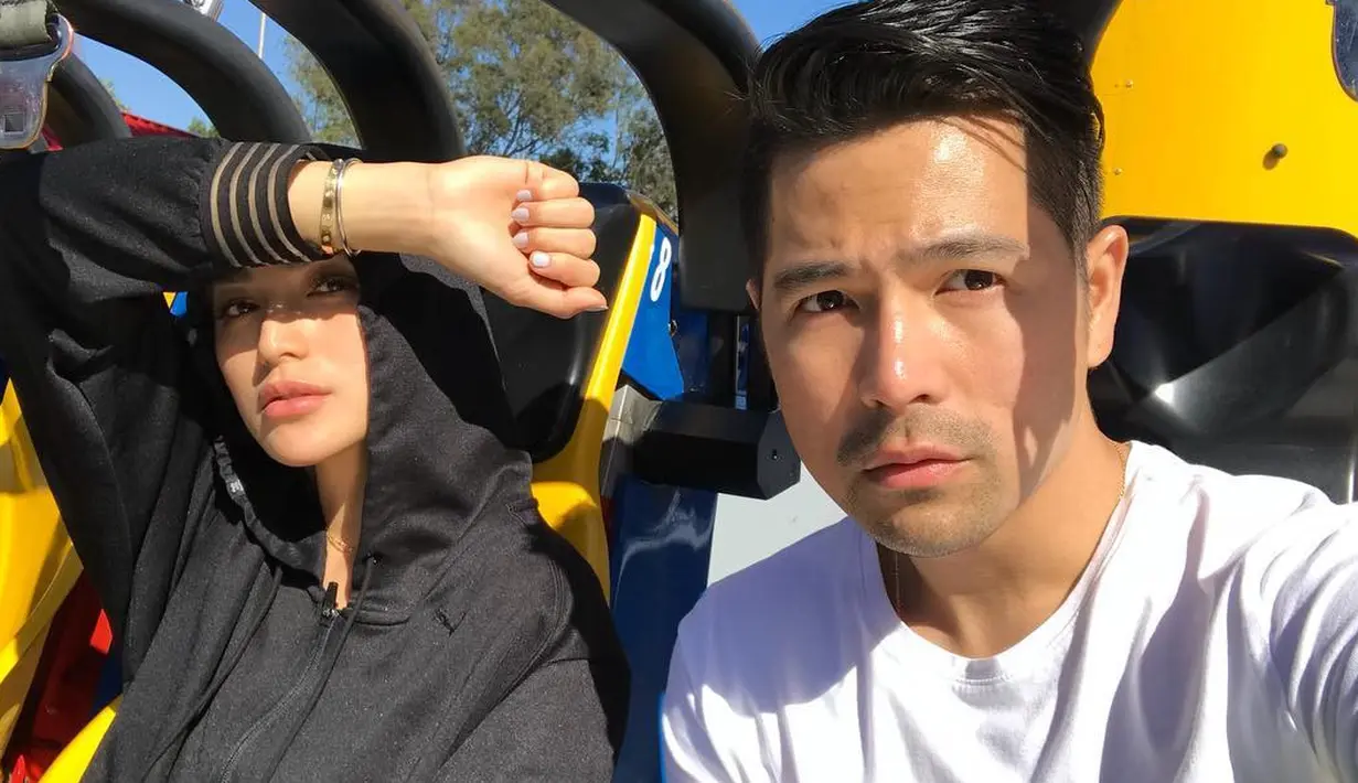 Selain soal rambutnya menjadi blonde, warga net juga membicarakan soal bentuk wajah Jessica Iskandar. Terutama di bagian dagu, kabarnya bentuk dagu ibu satu anak ini terlihat lebih runcing dari sebelumnya. (Instagram/erickbanaiskandar)