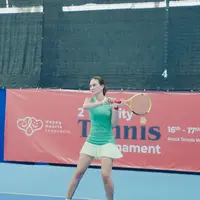 Luna Maya saat menikmati olahraga padel (Instagram/@lunamaya)