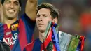 Penyerang Barcelona, Lionel Messi membawa trofi Copa del Rey usai memenangkan final piala Raja di Nou Camp, Spanyol (31/5/2015). Barcelona berhasil menaklukkan Bilbao dengan skor akhir 3-1. (Reuters/Albert Gea)
