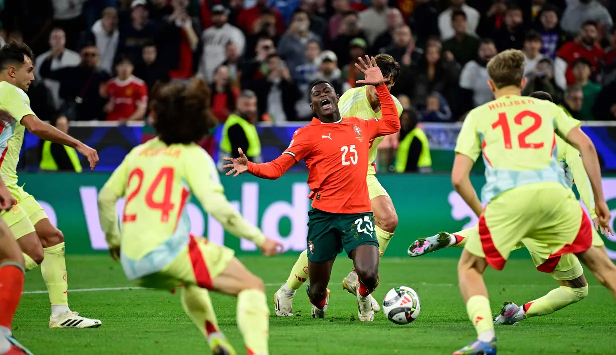 Sebelumnya, laga antara Portugal melawan Spanyol berlangsung sengit dan penuh tekanan sejak menit awal pertandingan. Kedua timnas sama-sama tampil agresif dan saling balas gol satu sama lain selama waktu normal. (John MACDOUGALL/AFP)